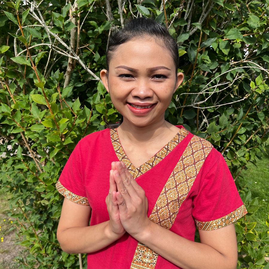 Kann, utbildad thaimassös i Kalmar, i traditionell thailändsk dräkt