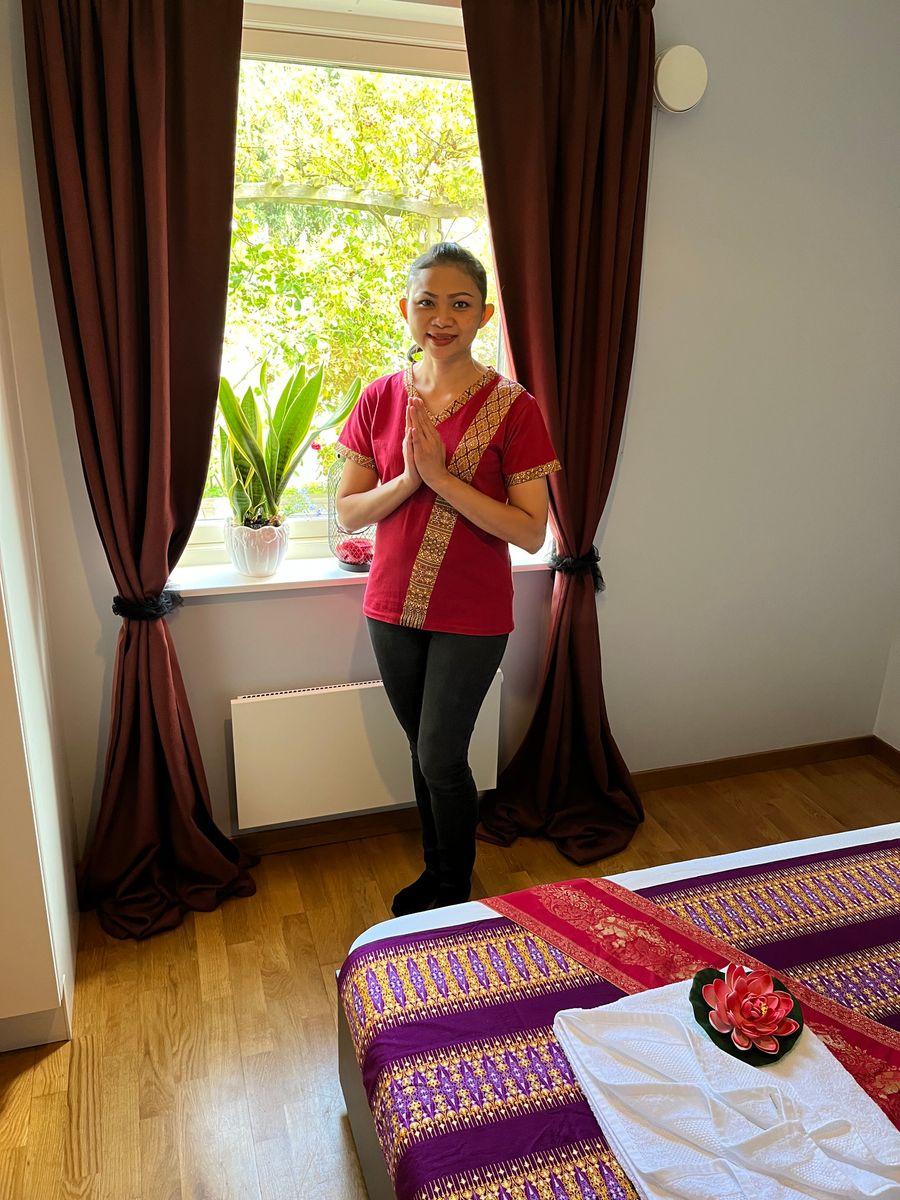 Kann i behandlingsrummet där hon ger fotmassage i Kalmar, vid fönstret intill massagebänken